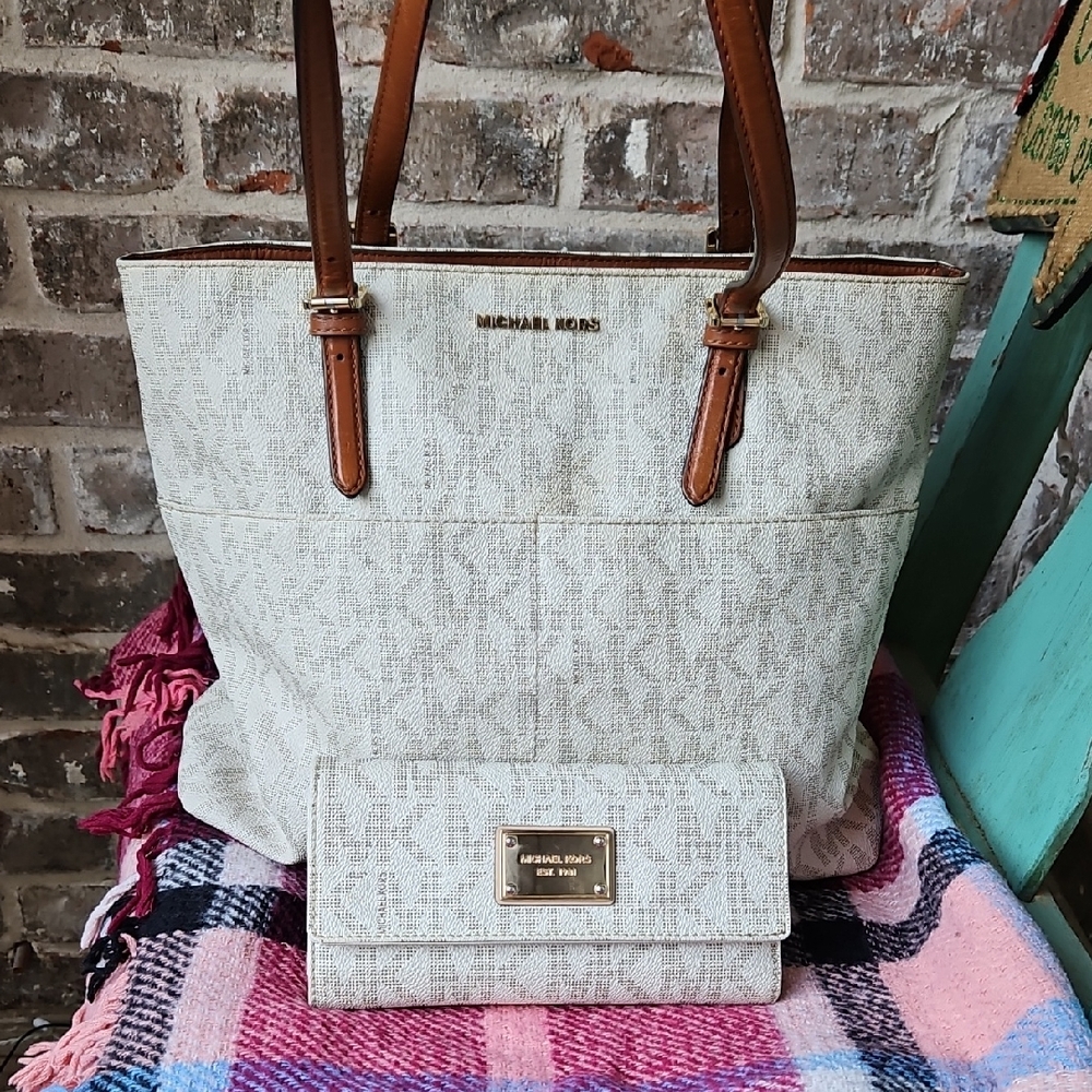 Michael Kors Signature Tote And Matching Wallet - Picture 1 of 15
